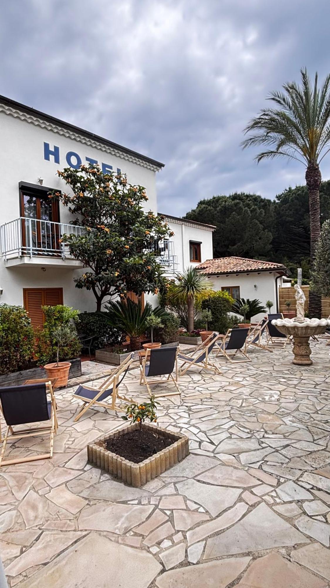 Hotel La Bastide Le Lavandou Luaran gambar